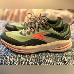 Brooks Cascadia 16 women’s trail running sneakers size 8